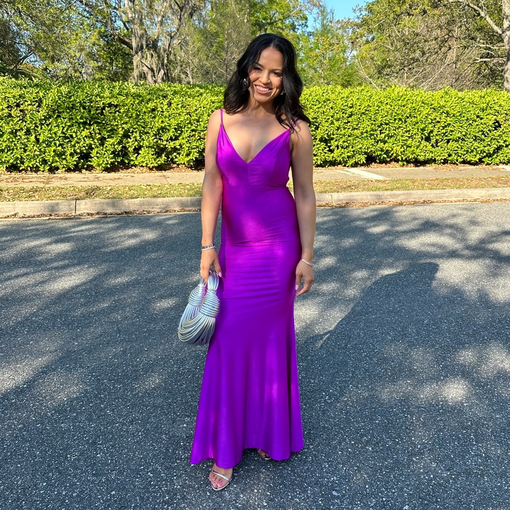 Elegant Purple Evening Gown Form Fitting Women’s Size Small/Medium Low Back